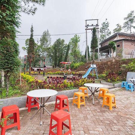Oyo 1852 Intan Bromo Homestay Pasuruan Εξωτερικό φωτογραφία