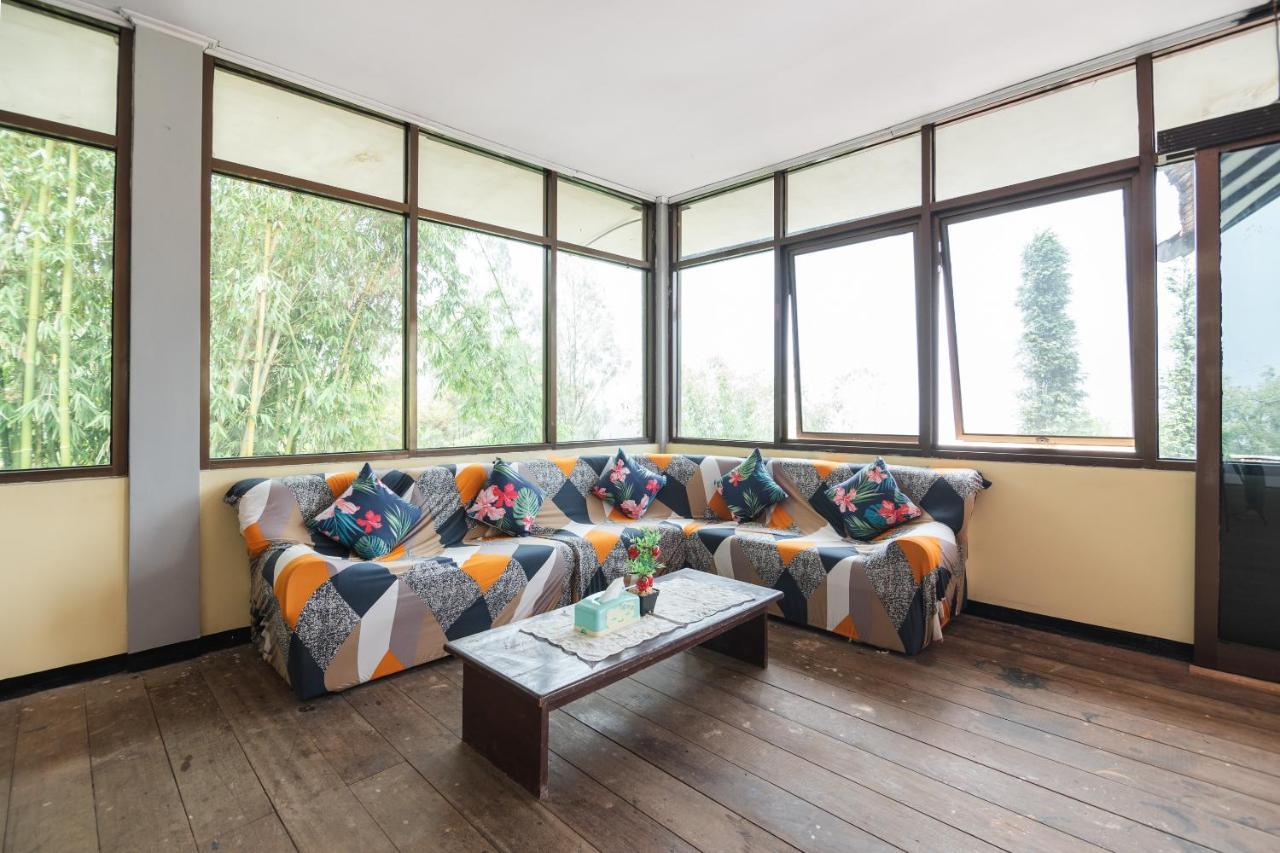 Oyo 1852 Intan Bromo Homestay Pasuruan Εξωτερικό φωτογραφία