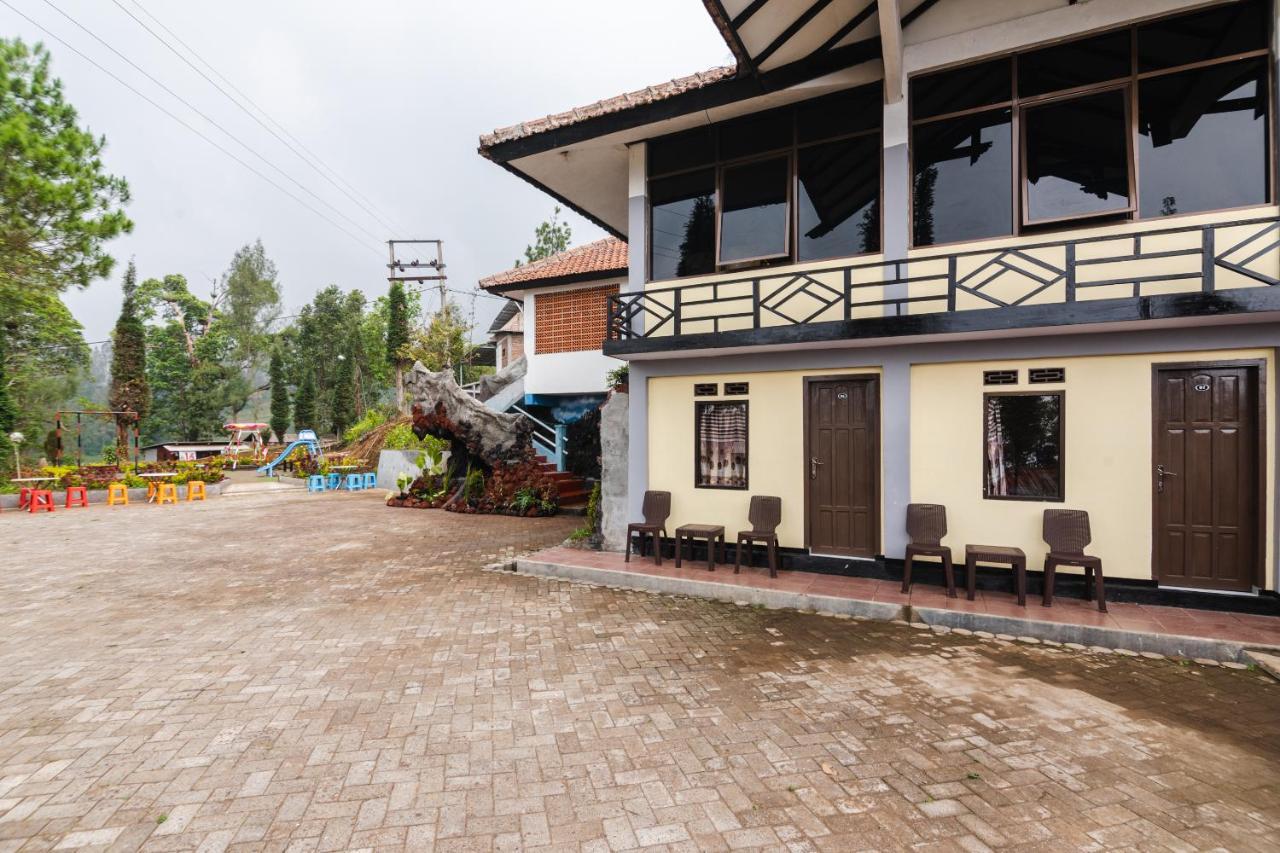Oyo 1852 Intan Bromo Homestay Pasuruan Εξωτερικό φωτογραφία