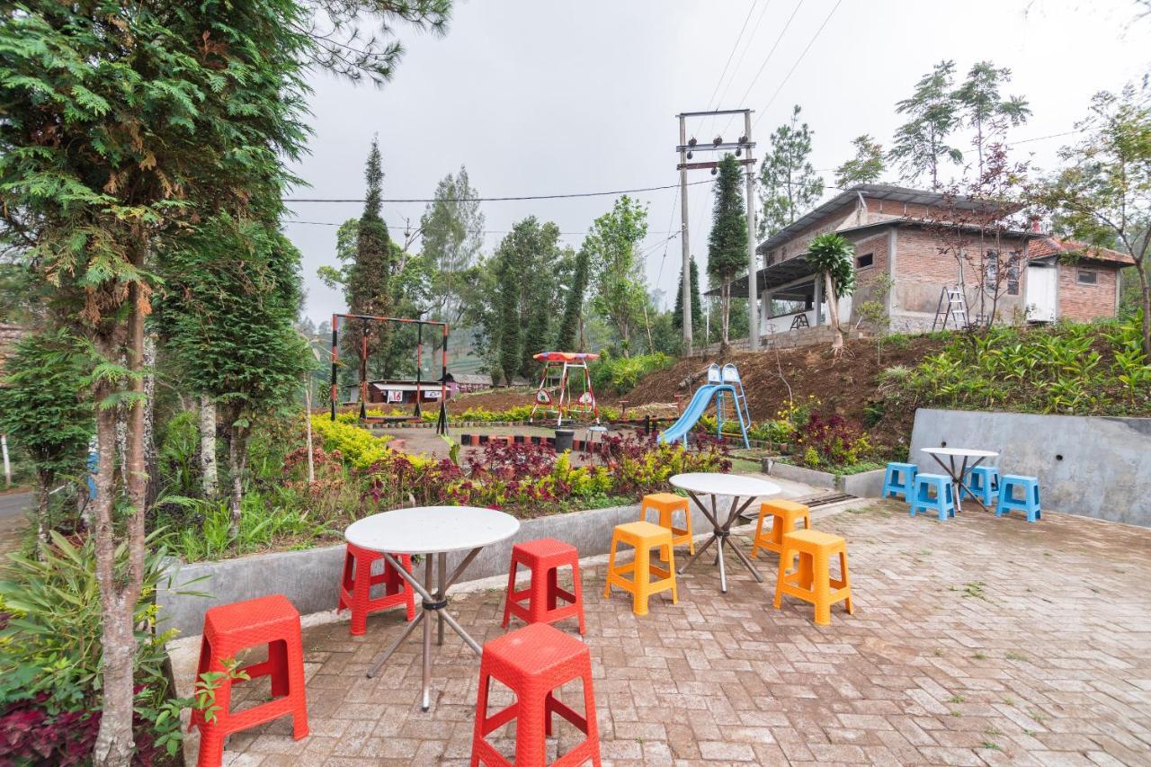 Oyo 1852 Intan Bromo Homestay Pasuruan Εξωτερικό φωτογραφία