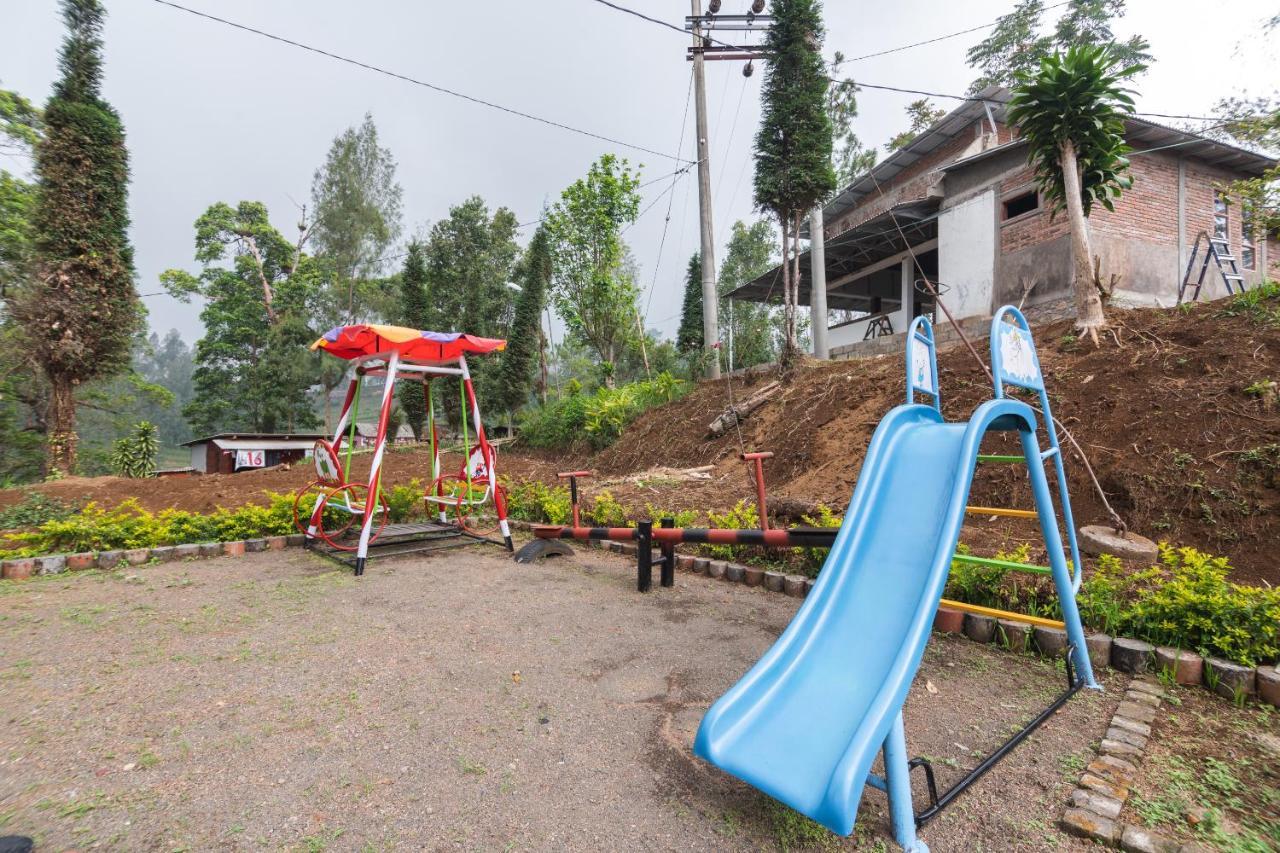 Oyo 1852 Intan Bromo Homestay Pasuruan Εξωτερικό φωτογραφία